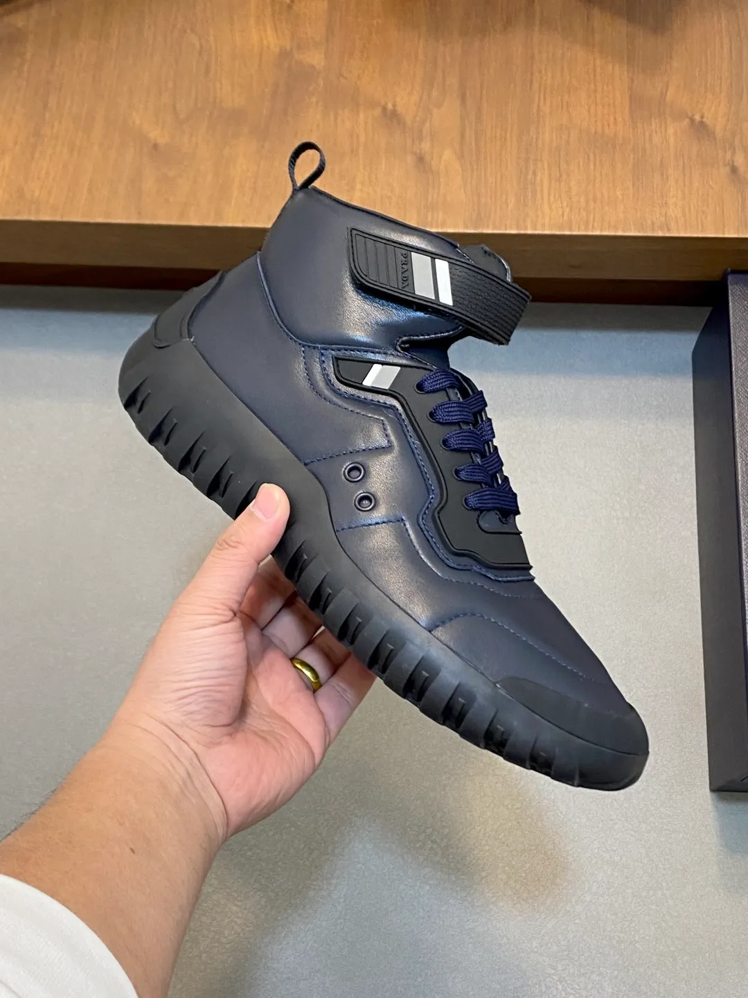 Men's shoes 💰860 Prada/Prada's new men's patchwork casual sports boots! The shoe's exquisite stitching outlines a unique geometric texture, and contemporary lines and details reinterpret the classic sports style. The upper is made of ultra-official material, and the lining is full cowhide. It is lightweight, breathable, practical and versatile. The tongue is decorated with the Prada Milano logo, and the logo print is embellished with the laces. It is paired with a 2.5cm two-color rubber sole to create a comfortable wearing experience. Comes with full set of original packaging dust bag! Size: 39-40-41-42-43-44 (45 customized) standard leather shoe size